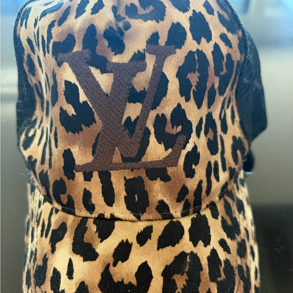 Lv ball cap w pony slot